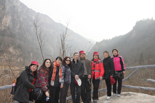 乐动(中国)领导和女员工登山途中合影