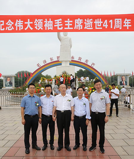 乐动(中国)祝建明等领导和中建协吴涛副会长参观南街村并合影